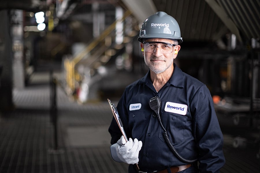 Reworld employee with clipboard